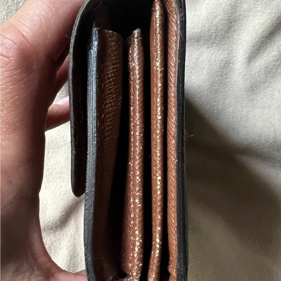 Louis Vuitton wallet with many features. - Picture 2 of 13